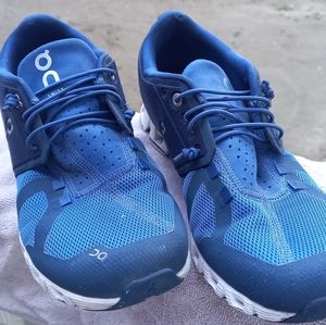 ON cloud running shoes with box M7